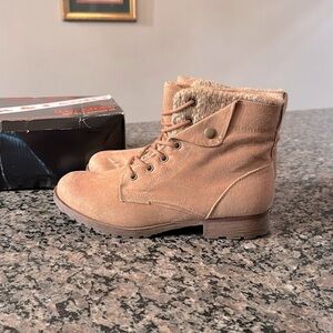 Rock & Candy Tavin ran lace boot NIB 8
